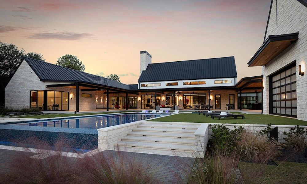 <span class="uk-h4">Backyard of a luxury estate. The pool and hardscape area features lighting and AV for premium entertainment.</span>